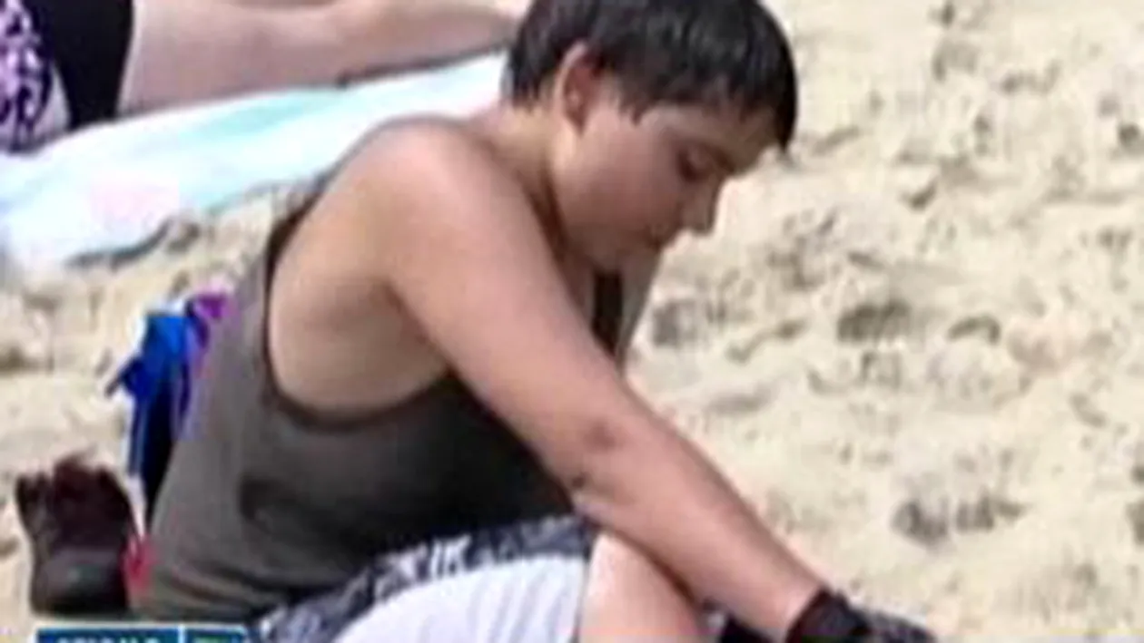 VIDEO A mers la plaja si a fost ingropat de viu in nisip