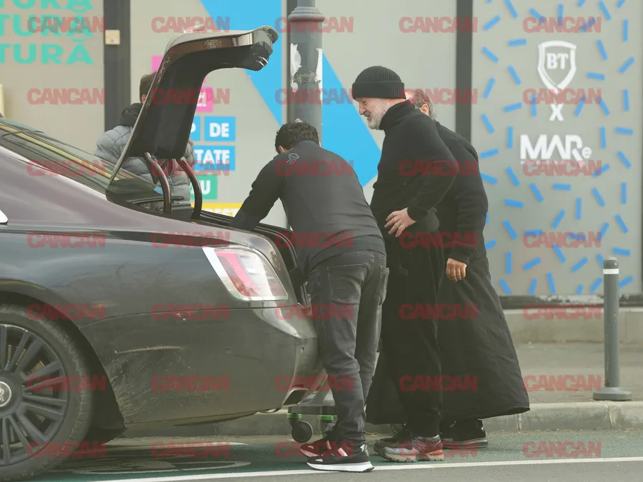 Luțu, mâna dreaptă a lui Gigi Becali, așază pungile în protbagajul Rollce-Royce-lui