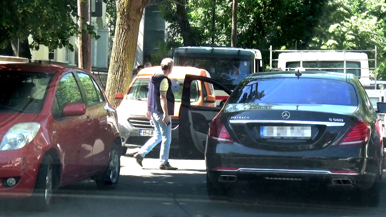Gigi Becali a tras Maybach-ul în mijlocul străzii și a intrat în discuție cu o brigadă de muncitori