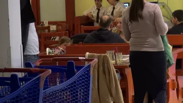 Giani si-a scos copilul si nevasta gravida la plimbare! Imagini rare cu familia actorului Constantin Dita!