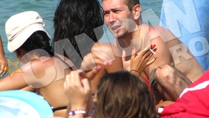 Primele filmari de paparazzi cu Sisu de la eliberare! Cantaretul si-a pipait sotia pe sani in vazul tuturor!