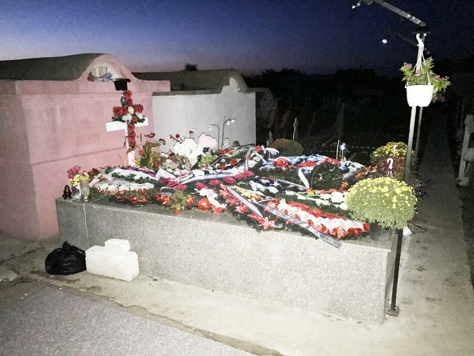 Mormântul Denisei este acoperit de flori şi daruri, chiar şi la două luni de când îndrăgita cântăreaţă s-a stins din viaţă