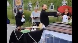 Scandal la o înmormântare în Cluj. Preotul: ”Nu încep până când familia nu-și cere iertare de la mine!” VIDEO