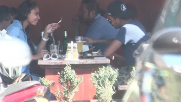 Au năpădit-o poftele! Cunoscuta vedetă TV a dat iama în mici & bere la ”Cocoşatu”