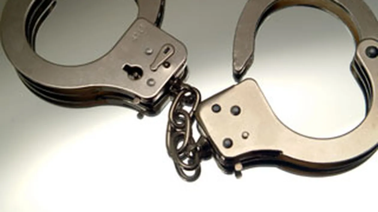 Doi romani, arestati in Insulele Cayman, fiind acuzati de fraude bancare