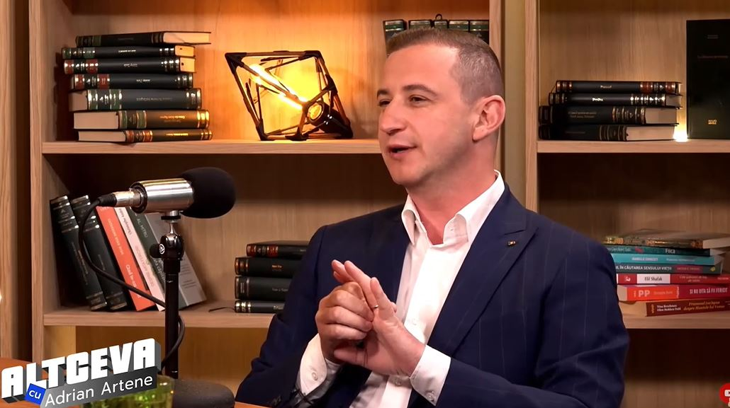 Alfred Simonis, „băiatul rău” care lăcrimează când ascultă „Rugă pentru părinţi”. Dezvăluiri emoţionante la ALTCEVA cu Adrian Artene