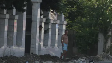 Dezbracat, Gigi s-a facut sef de santier! Le-a dat indicatii muncitorilor si a facut ordine in plina strada!