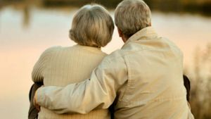 Revedere emoționantă! Soțul de 91 de ani s-a întors în brațele partenerei după ce a reușit să învingă noul virus