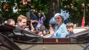 Cum a reacționat Kate Middleton după ce Familia Regală Britanică a fost huiduită în public. Prințesa era însoțită de copiii ei