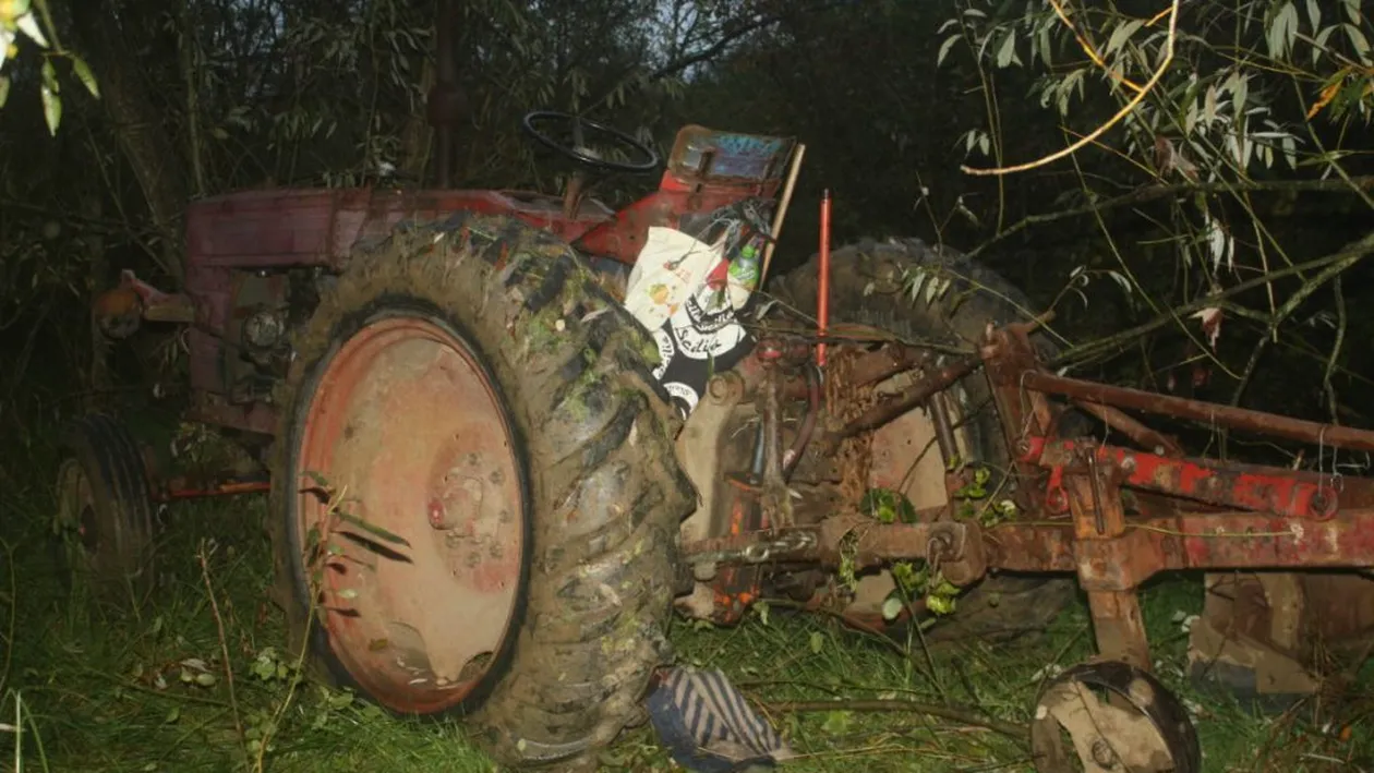 Alba: Un bărbat a murit prins sub tractorul pe care încerca să îl oprească