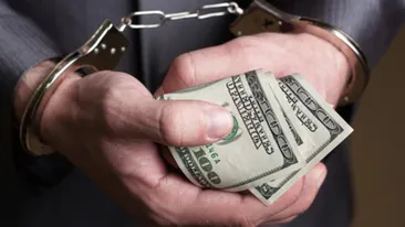 Directorul comercial Apavil Valcea prins primind bani pentru atribuirea unor contracte, retinut