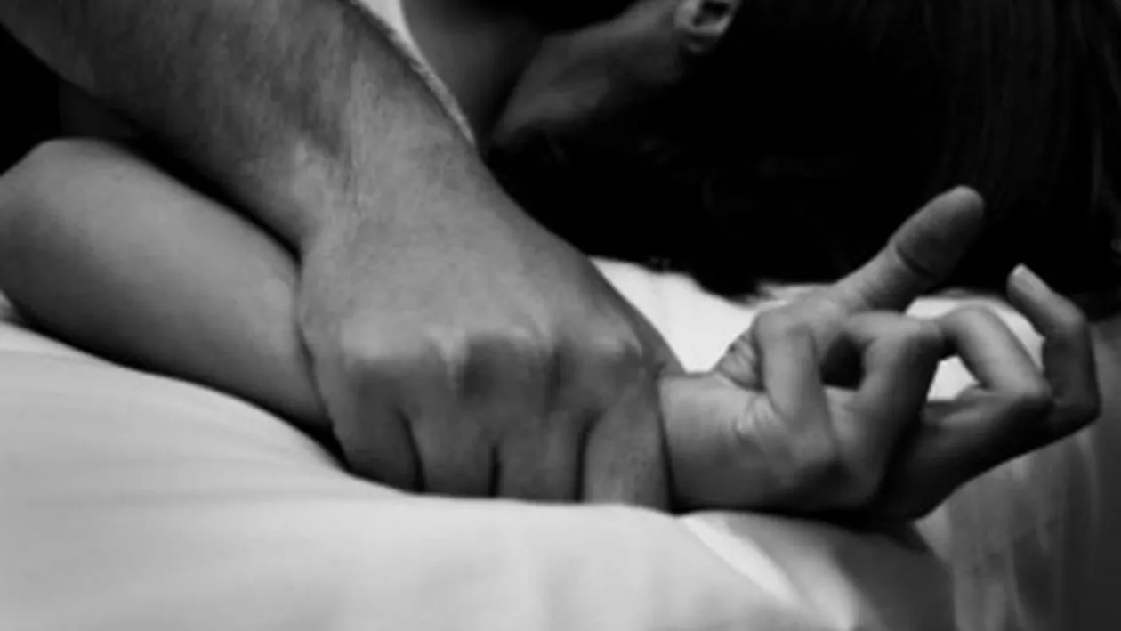 Îşi acuză mama că a vândut-o unui bărbat, la 13 ani! Ce i s-a întâmplat apoi tinerei este îngrozitor: ”M-a violat şi ...”