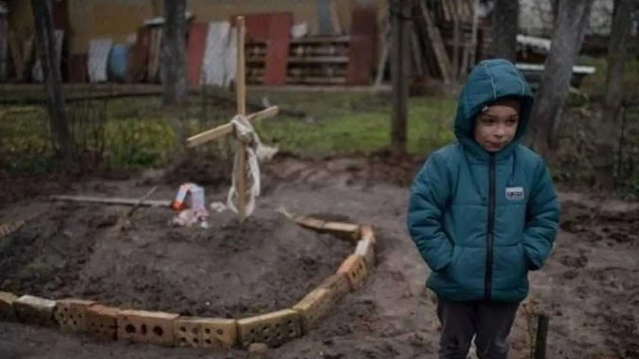 Marina a murit sub privirile copiilor săi, după ce rușii au bombardat Bucha. Imaginile cu Vlad, băiețelul ei, care aduce conserve cu mâncare la mormântul mamei sale au făcut înconjurul lumii