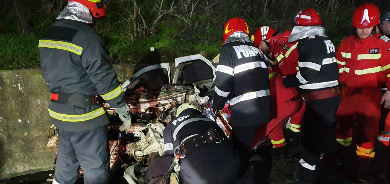 Carnagiu în Olt. 4 persoane și-au pierdut viața în urma impactului violent