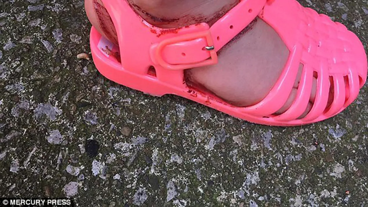 O mamă i-a făcut cadou fetiţei sale o pereche de sandale, însă a avut parte de o situaţie şocantă