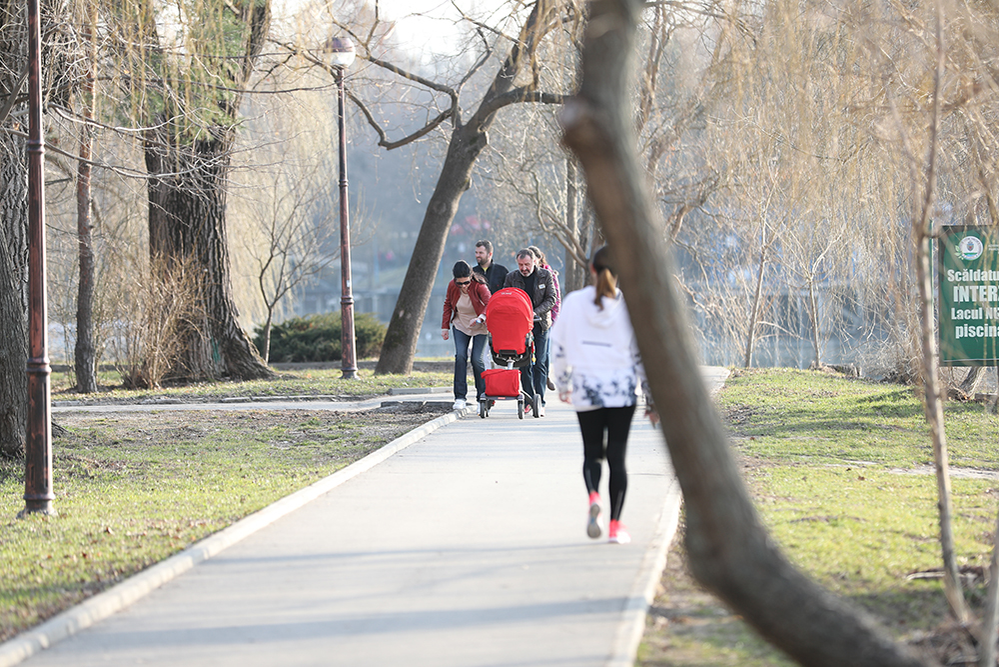 Andreea Pană şi Costică Constanda, în parc, cu copilul lor