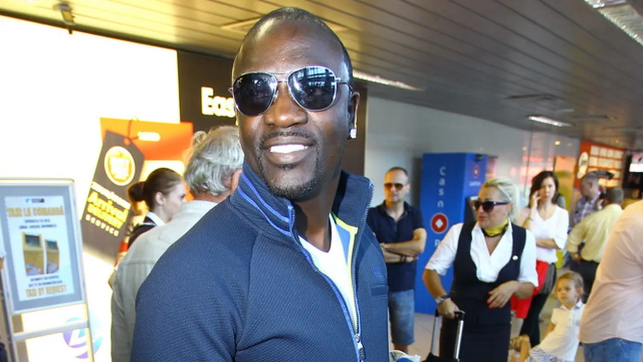 N'Doye a facut haos pe scena alaturi de Akon. Fotbalistul s-a dezlantuit si i-a luat fata starului!