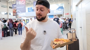 Cât a plătit acest român pentru o singură felie de pizza, în Aeroportul Otopeni: "Dacă luam una întreagă, se ducea bugetul de concediu"
