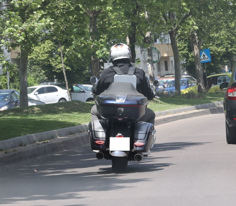 Cabral depășește duba și își vede de drum (Foto: CANCAN.RO)