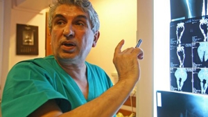 Instanţa decide dacă medicul Gheorghe Burnei va putea profesa din nou în spitalele de stat