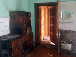 Aceasta este casa care necesită renovare.
