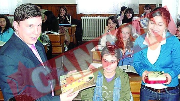 Prefectul de Vaslui, "agatat" de o eleva