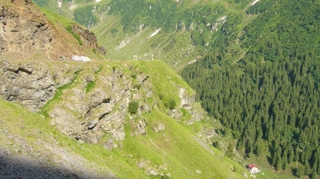 O masina in care se aflau doua persoane s-a rasturnat in raul Capra, pe Transfagarasan!