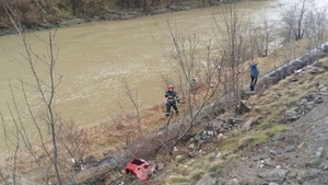 O mașină cu trei persoane a căzut în Olt! O fetiță a fost salvată, dar părinții ei nu au reușit să scape