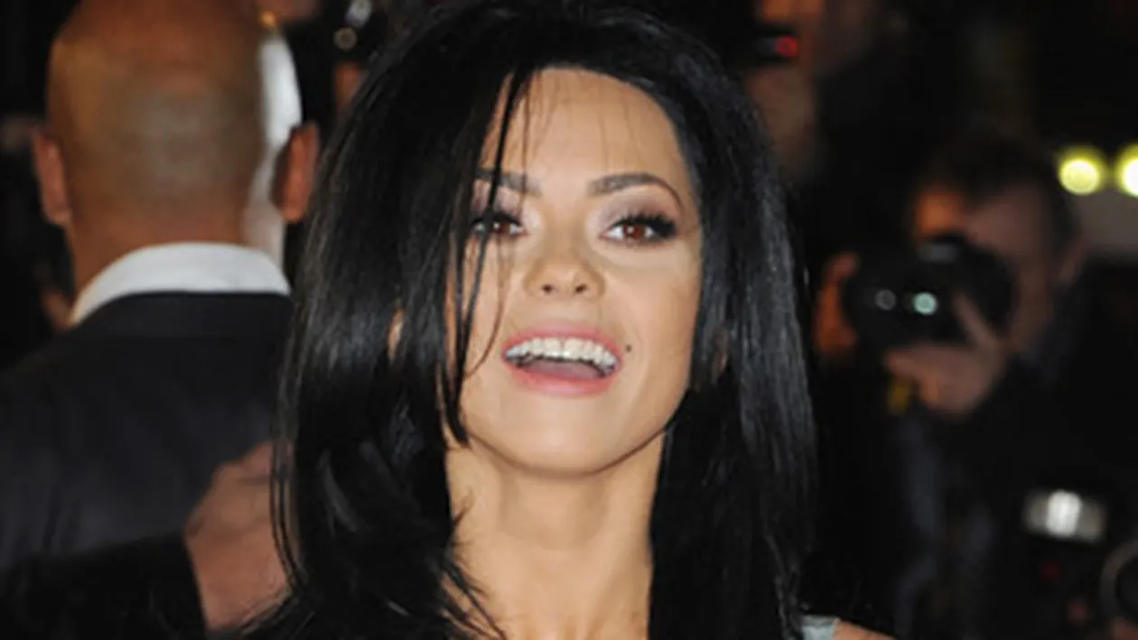 Inna se tine de glume! Cantareata si-a surprins membrii staff-ului sau in ipostaze inedite si a publicat imaginile pe internet