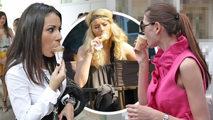 TOP 30 de vedete care au găsit soluţia perfectă împotriva caniculei! Roxana Vancea, Monica Gabor sau Laura Cosoi, show cu îngheţată şi... 