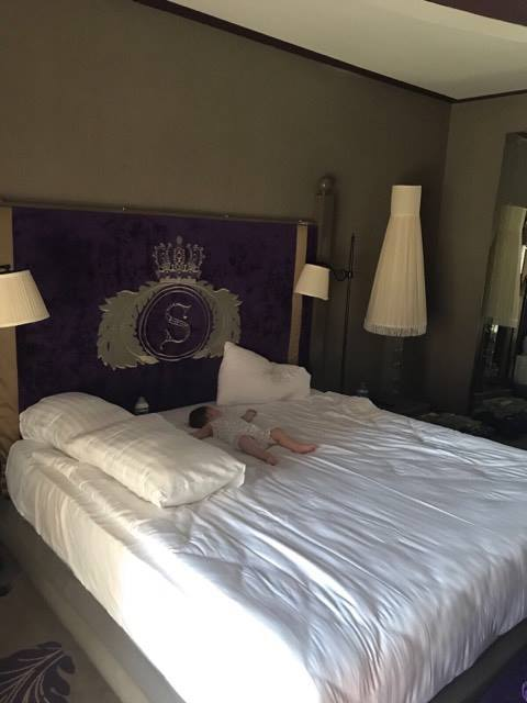Sofia doarme profund în patul imperial din camera de hotel