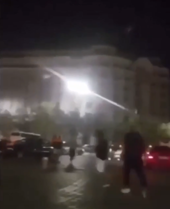 Imagini șocante din timpul răfuielii din Piața Constituției! Un bărbat a fost împușcat în cap, alte șase persoane au ajuns la spital