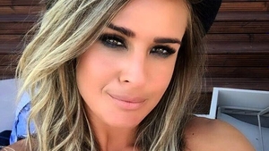 Diana Munteanu s-a băgat îmbrăcată în mare ca să nu-şi arate… kilogramele în plus!
