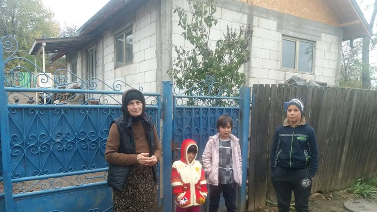 Povestea străbunicii care crește singură trei copii. Bătrâna are o pensie de doar 800 de lunar. Unde o puteți ajuta