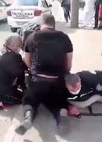 Scandal în Piatra Neamț. Bărbat fără mască de protecție, încătușat de polițiști în plină stradă