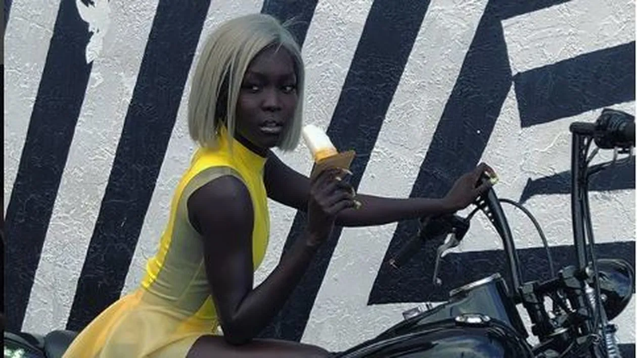 VIDEO / A fost poreclită ”Regina Întunericului”! Modelul care face furori pe internet, propunere uluitoare de la un şofer de taxi: ”Pentru 10.000 de lire sterline...”