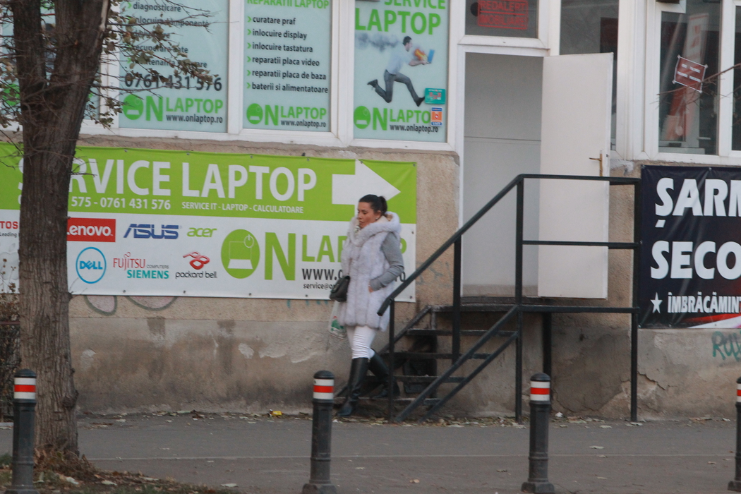 Bianca Rus, vizibil afectată, pleacă din magazinul ei, după ce ar fi fost agresată de soț