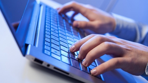 Un tânăr din Iași înșelat de iubită, condamnat la 11 luni de închisoare, după ce a intrat pe facebook-ul ei și a văzut pozele intime trimise altui bărbat!