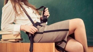 A mers in sala de clasa si a facut striptease in fata elevilor sai! Explicatia halucinanta a profesoarei dupa ce a fost concediata