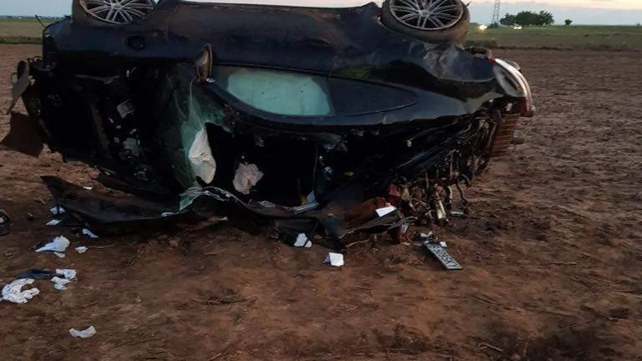 Ce sumă de bani halucinantă au găsit polițiștii în Porsche-ul răsturnat în Dâmbovița! Tânărul de la volan a fost găsit mort