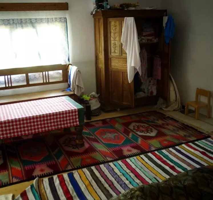 Cum arată casa lui Sorin Brotnei din Maramureș. Acoperișul e realizat într-un mod care nu se mai folosește în prezent