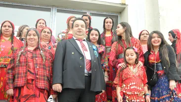 Parada modei de Paste la curtea regelui Cioaba! Pirandele si-au facut rochii din materiale aduse special din Dubai!