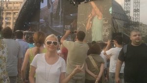 Jojo isi lasa bebelusul acasa cu mama si cu soacra si merge cu sotul la mare, in Bulgaria, la un festival rock!