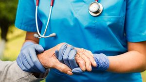 Ce salariu va avea o asistentă medicală în 2024, după măriri. Surpriză: medicii, mai puţini bani în plus decât infirmierii