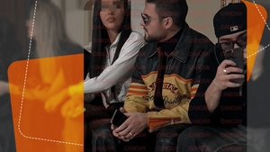 Mario Fresh, absorbit de compania misterioasă din primul rând. Modelele de la Bucharest Fashion Week nu au fost atracția principală
