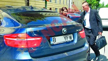 Le ia doi ani sa examineze laptopul Elodiei!