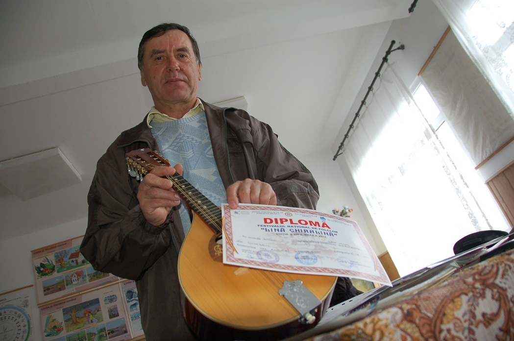 Învăţătorul Andrei Gheorghe şi una dintre diplomele sale