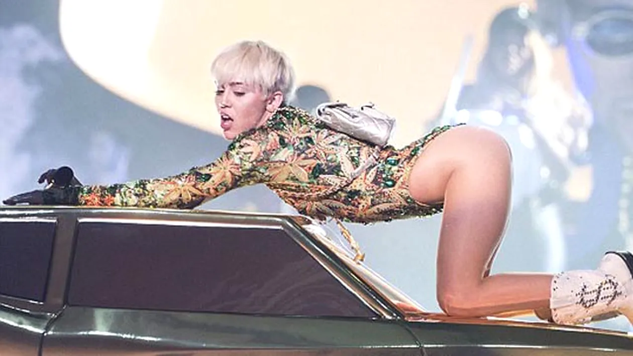 Miley Cyrus GOALA PUSCA pe coperta noului album! Cum s-a pozat cantareata