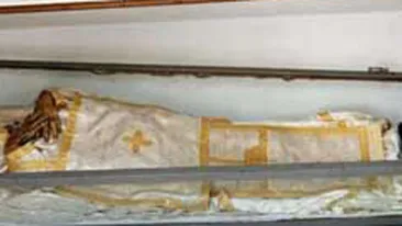 Pelerinaj la moastele parintelui Lacatusu! Credinciosii stau la coada ca sa se roage la ramasitele facatoare de minuni