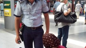 Poliţistul care a isterizat internetul! Gestul pe care l-a făcut pentru o bătrânică în Gara de Nord